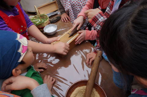 子どもたちが交代で、鰹節を削ってくれました