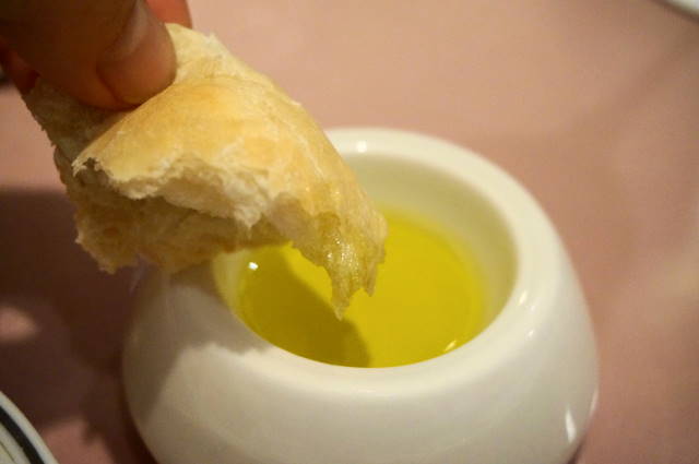 パンにオリーブオイル