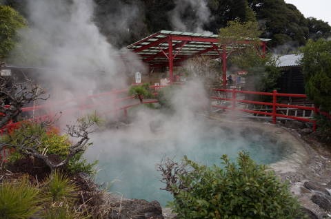 モクモクと湯気が立つ池