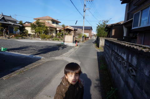 2015年、近所を散歩。路地を歩く。
