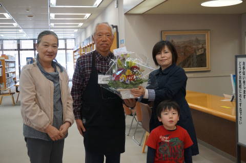 図書館副館長さんと記念撮影