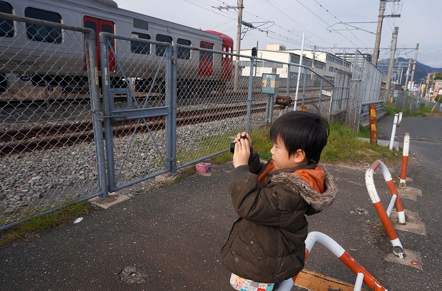 いつもの電車を見るスポットで熱心に動画撮影^^