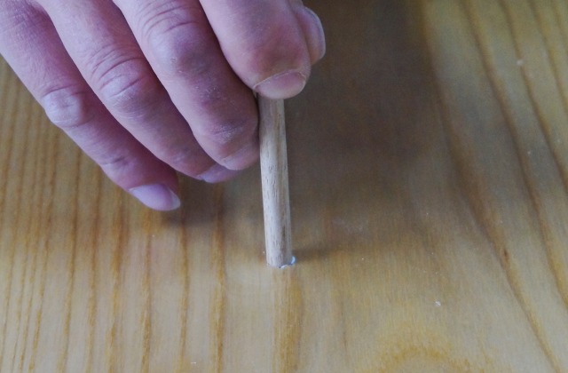 木の棒を穴に入れる